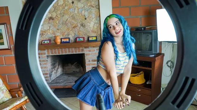 Русалка: Привлекающие синие волосы, окучивая соседа.