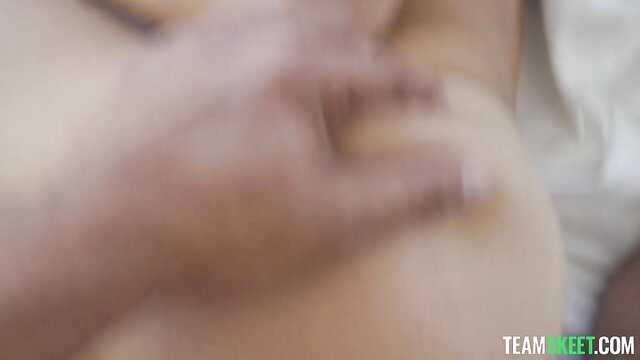 Studentka zakochała się w hydrauliku, a on smaży ją w samochodzie