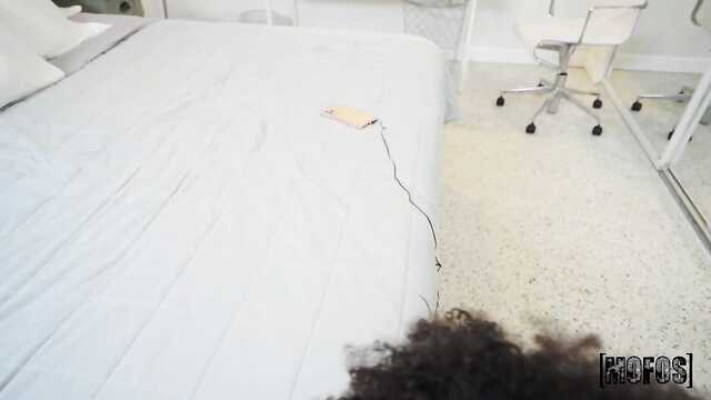 Снова глядишь? Давно хотел трахнуть мою черную киску.