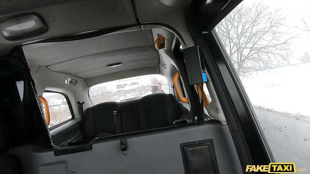 Кореянка в первый раз шпилится в фейк-такси.