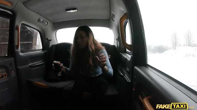 Кореянка в первый раз шпилится в фейк-такси.