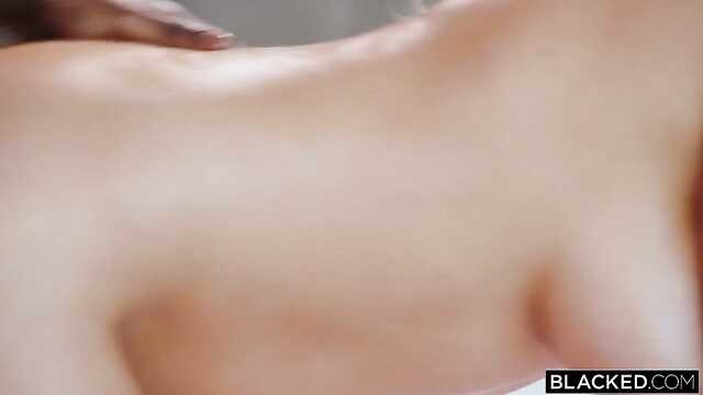 Sąsiad ma duży czarny Bolt-blond czas na atak!