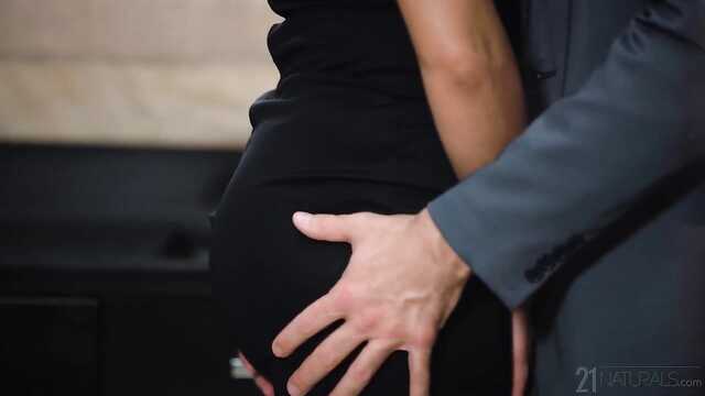 Отдохни от офиса с блондой.