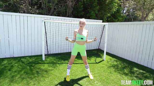 Американская сокер-звезда: ловит гол в свои ворота.