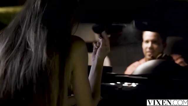 La linda Meri se relaja en Canarias con una poderosa polla en su boca