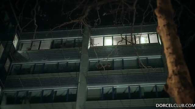 Начальник преступает: стажерка должна ощутить горячку!