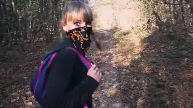 Скаут орманда серуендейді, сондықтан оны біреу трахнул