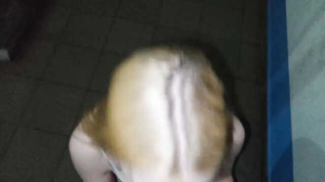 Réchauffé ma bite avec une excellente fellation, dans l'entrée de la maison