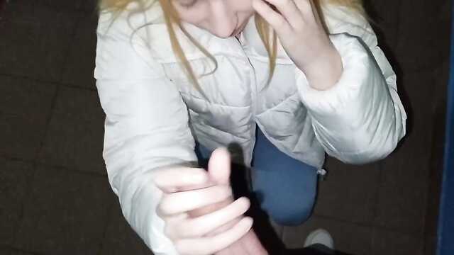 Réchauffé ma bite avec une excellente fellation, dans l'entrée de la maison