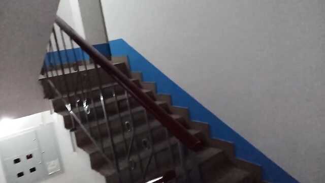 Réchauffé ma bite avec une excellente fellation, dans l'entrée de la maison