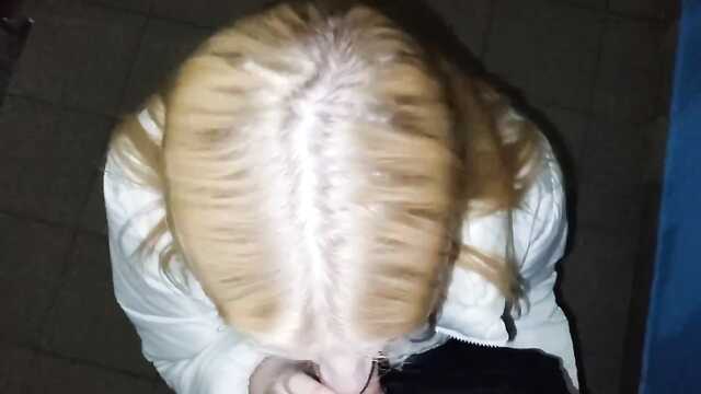 Réchauffé ma bite avec une excellente fellation, dans l'entrée de la maison