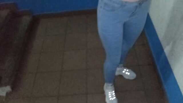 Réchauffé ma bite avec une excellente fellation, dans l'entrée de la maison