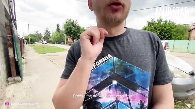 Usiadła na polu possać - a potem skorupiakiem, tak na kamerę jęczeć