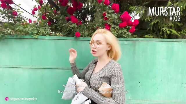 Usiadła na polu possać - a potem skorupiakiem, tak na kamerę jęczeć