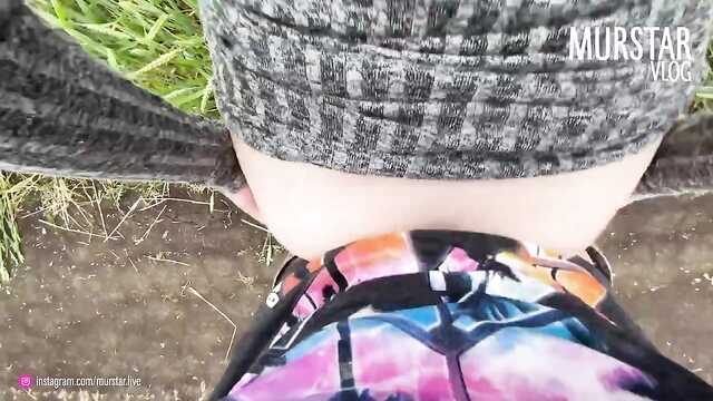 Usiadła na polu possać - a potem skorupiakiem, tak na kamerę jęczeć