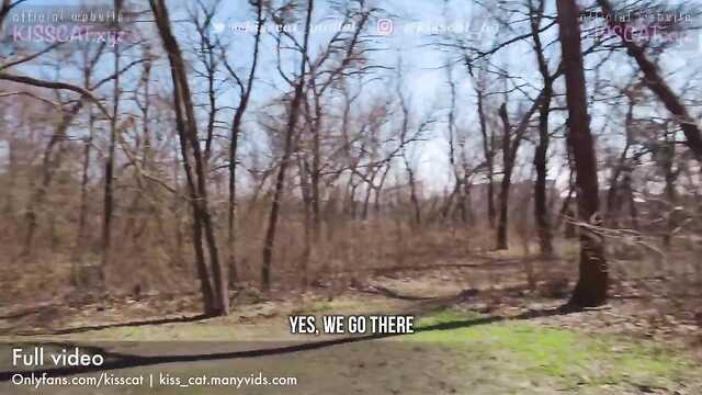 Włożyła Pończochy do wulgarnego pieprzenia w lesie