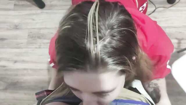 Głupia bezwstydnie pieprzy faceta, nie daje masturbować