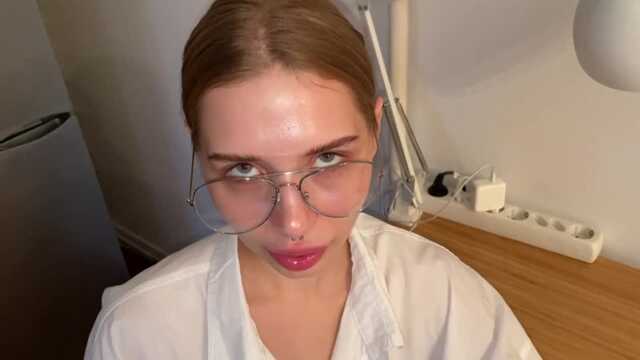 Studentka gotowa ssać u chłopca dla czerwonego dyplomu