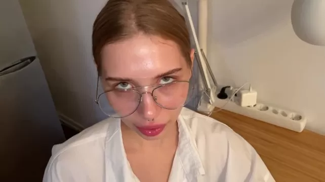 Студент қызыл диплом үшін баланы соруға дайын