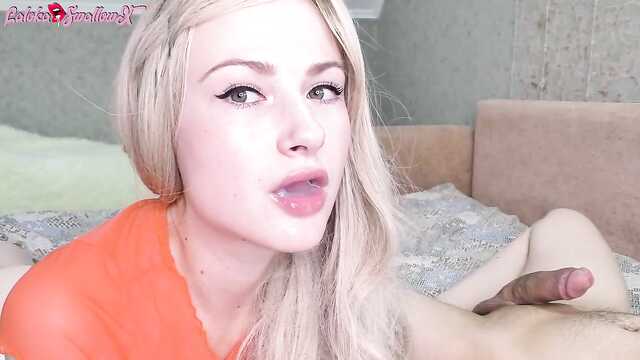 Królewna Śnieżka w rajstopach wymaga spermy w ustach po Loda