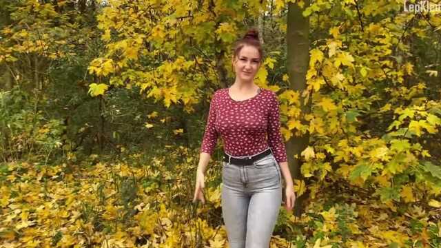 Nigdy nie zrobiła selfie w lesie, poplamiła usta spermą