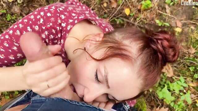 Nigdy nie zrobiła selfie w lesie, poplamiła usta spermą