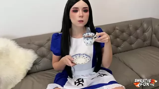 Қуыршақ қыз менің әтешімнің дәмін татып, ұшын сынап көреді