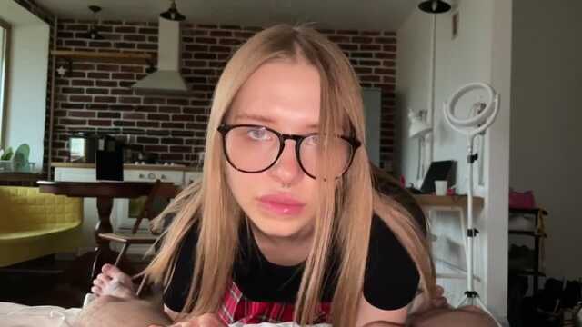 Очкастая нимфомания: девушка с моим членом прямо на камеру.