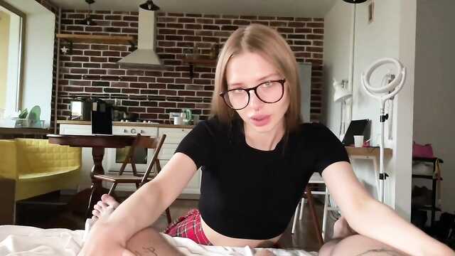 Очкастая нимфомания: девушка с моим членом прямо на камеру.