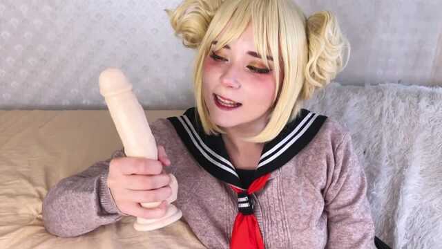 Miłośniczka parodii podstawiła szczeliny do samotyku