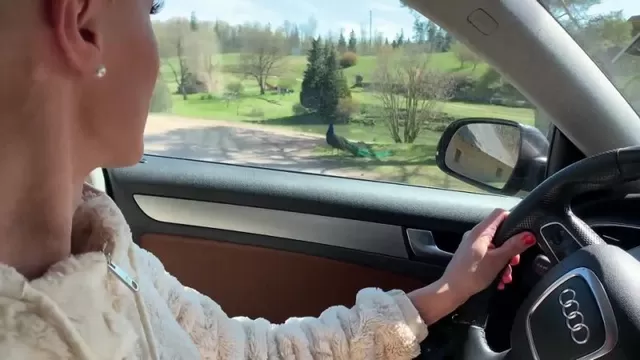 Бейне сорып, көзге қарайды