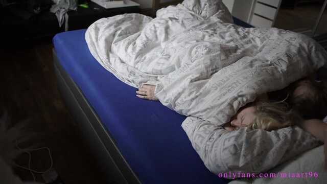 Шантажист: блондинка под круглым столом.