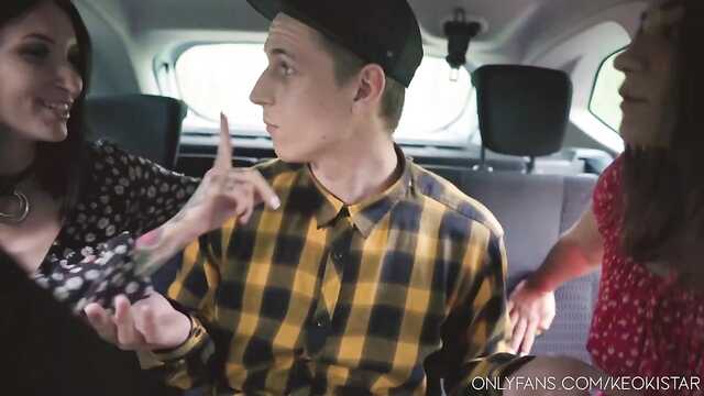 Ruchanie po pitersku! Dwie dziewczyny dupy w samochodzie u chłopca