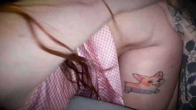 Podwiózł wytatuowaną cipkę do domu ze spermą na ustach