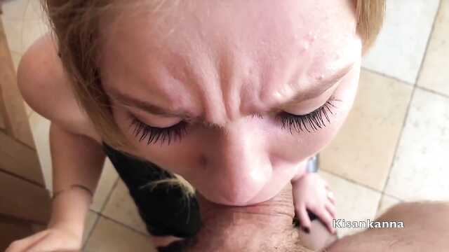 Витріщила голубенькі очі, віддаючись раком на кухні