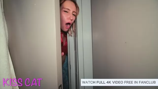 Ол менің Валентин күніне арналған әтешімді истерикалық түрде талап етеді!