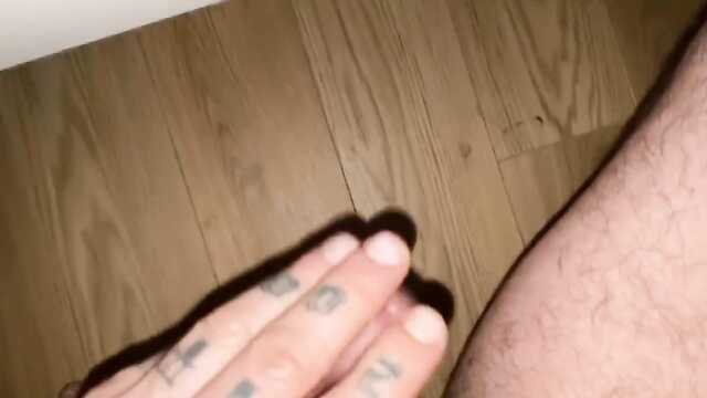 Und er steckte ihn in den Arsch und schob ihn in den Mund - wenn sie nur aufwachte