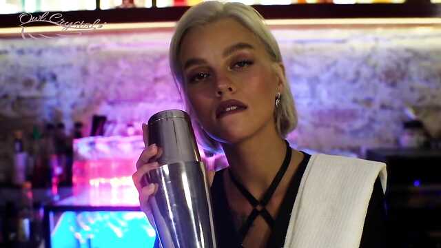 Po koktajlu, palą wykwintne usta baristy w toalecie