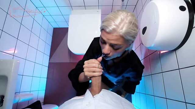 Po koktajlu, palą wykwintne usta baristy w toalecie