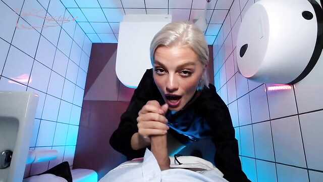 Po koktajlu, palą wykwintne usta baristy w toalecie