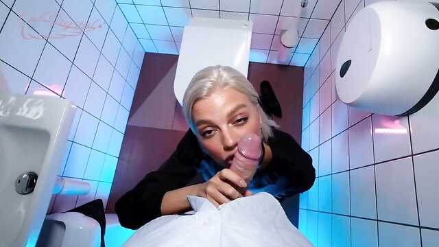 Po koktajlu, palą wykwintne usta baristy w toalecie