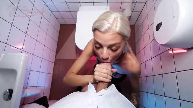 Po koktajlu, palą wykwintne usta baristy w toalecie