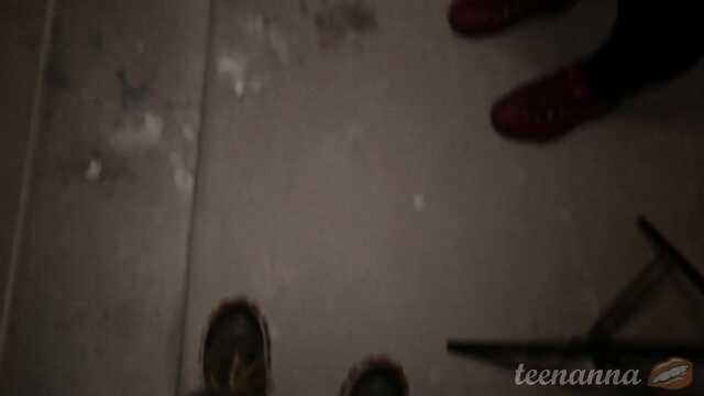 Ssij to w przedpokoju! Zwiążę ręce, żeby się nie szarpnęła