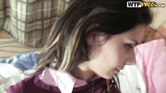 Ласковое порно: девушка в кофте трахается.