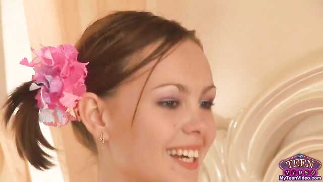 Dwie pary studentów na ogromnym łóżku w sypialni uprawiają sex grupowy