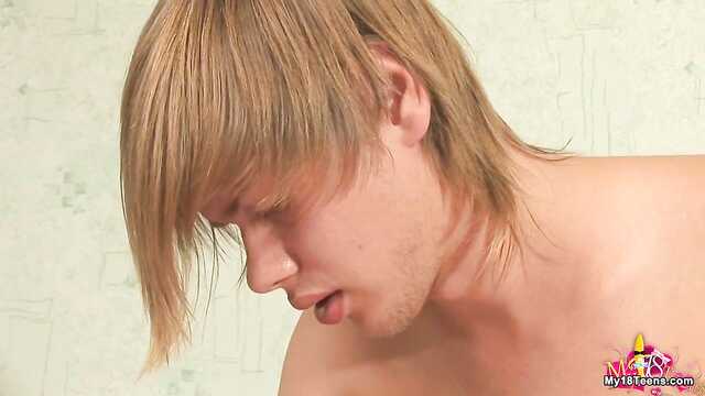 Роза влюбленно подмахивает парню хвостиками с булочками.