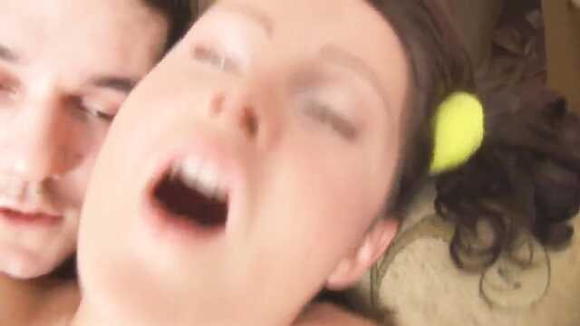 Menina delicada Michelle com caudas gosta de sexo