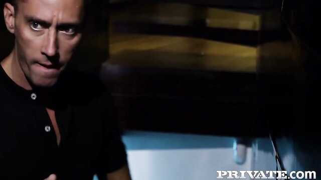 Joven se corre durante la doble penetración