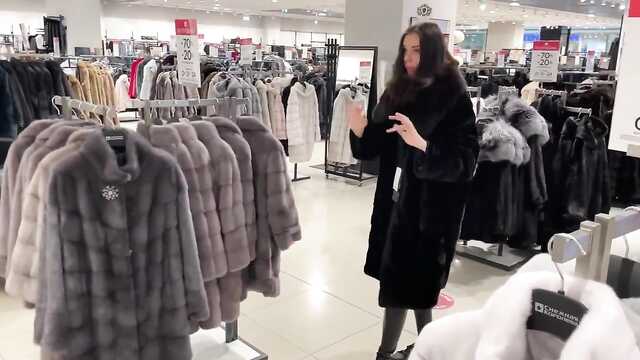 Miłośnicy ekstremalnych uprawiają seks w przymierzalni sklepu