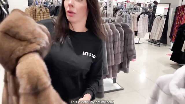 Miłośnicy ekstremalnych uprawiają seks w przymierzalni sklepu